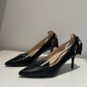 Nine West Black Pointed Toe Tassel Back Pumps